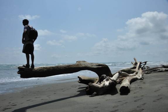 Do alto de um 'mirante', observando a longa praia do Parque Nacional Corcovado, na Península de Osa, no sul da Costa Rica